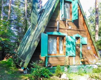 This simple wooden cottage is located directly on the shore of Lake Juksty near the village of Sniad - Kosewo - Edificio