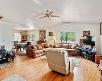 Secluded Mountain Cabin With Forest View - Happy Jack - Living room