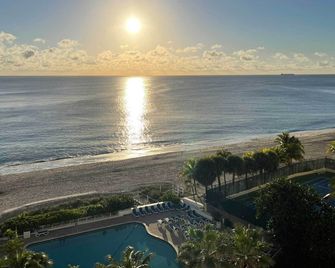 Oceanfront Luxury Renovated Resort Getaway! - Fort Lauderdale