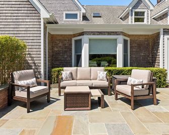 Spacious, Heated Pool, 2 Master Bedrooms close to Beaches, Shopping & Dining - Quogue - 天井