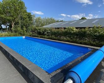 6 persons atmospheric wooden chalet in Ossenisse, East Zeews-Vlaanderen - Kloosterzande - Piscina