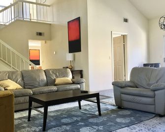 Great Loc! 4Br, Quiet, Safe, Residential, Napa & Sonoma - 35 min, Free Parking - Vallejo - Living room
