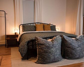 Spacious 4-bedroom house in charming Wilson with AC, WiFi - Wilson - Bedroom