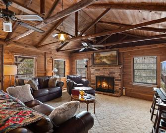 22 miles to Round Top, 3/2 w/ trailer parking, relaxing cozy cabin w/ lake, wifi - La Grange - Obývací pokoj