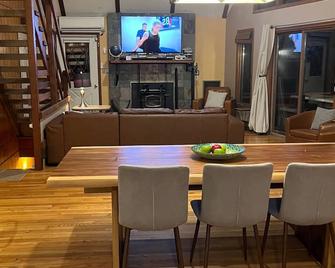Large 3 bed/3 bath NEW Chalet w/Game Room & 7 Flat Screen TVs - Lake Ariel - Comedor