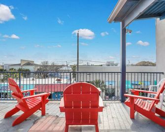 The Sea & Breeze: 1 Bed Condo w/Pool Steps to Beach - Tybee Island - Balkon