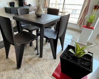 Bright Apt Close to Airport - Soledad - Comedor