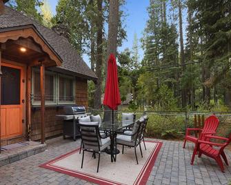 Dancing Cubs Camp - Hot Tub 2 Bedroom Cabin by RedAwning - 宏伍德 - 天井