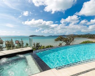 Shorelines - המילטון איילנד - בריכה