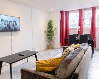 2 Bedrooms-4 Guests-babycot-wifi-freeparking - London - Phòng khách