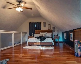 Luxurious cabin, 6 mi HM trails, 12 mi Charleston - Alum Creek - Bedroom