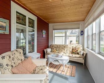 Charming Spacious Cottage, Steps from Lake Pepin & Downtown! - Lake City - Living room