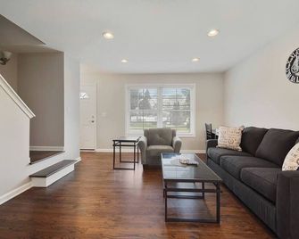 5min To Kellogg Parkplymouthparking W/D |64 - Plymouth - Living room