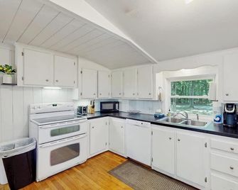 Lakefront home with seasonal dock & deck - close to trails & ocean beaches - Sanford - Cocina