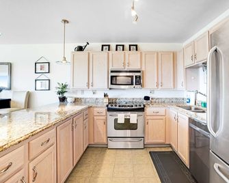 Sunny & stylish oceanfront condo with WiFi, washer/dryer & private balcony - Long Beach - Cucina