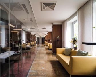 Mikado Hotel - Neutra - Lobby