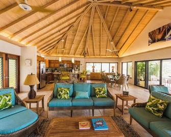 Caribbean Wind, 6 bedroom luxury beachside villa Mahoe Bay. - Virgen Gorda - Sala de estar