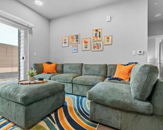 Modern Apt W Pool, Gym & Free 'p'prime Location - Rogers - Living room