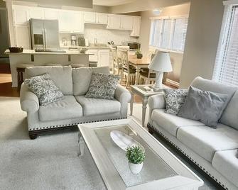 Spacious Golf Front Getaway in the Pines! 2BR/2BA-Short Commute to Fort Bragg - Southern Pines - Living room