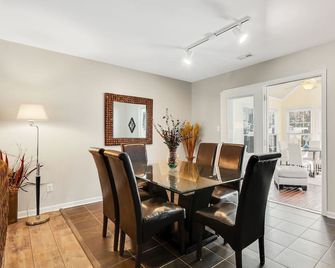 Entire house, fully fenced in back yard. Close to everything. - Midlothian - Dining room