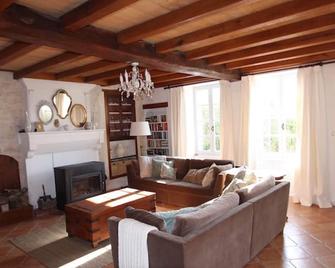 Charming country house - newly refurbished and your perfect rural retreat - Néré - Sala de estar