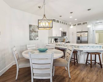 Pool + Golf Cart Included! Mexico Beach Home 1 Block from Beach - Mexico Beach - Comedor