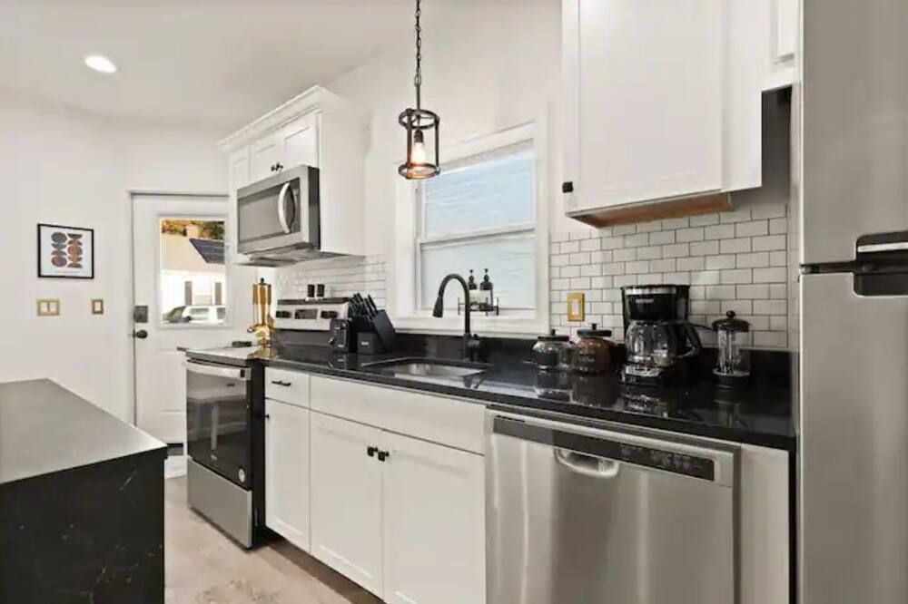 Quaint Home Near Boston & Salem with private yard