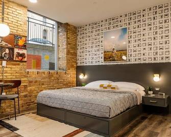 King Bed Suites at The Finnley Hotel - Grand Rapids - Bedroom