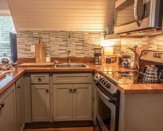 Quant carriage House, near the city of Asheville and Ashville Airport! - Arden - Keuken