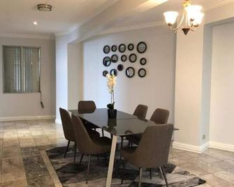 Great apartment with city views - San Antonio - Comedor