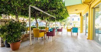 Umit Hotel - Antalya - Patio
