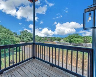 Live Oak | Unprecedented Aerial Container Home - Bellmead - Balkon