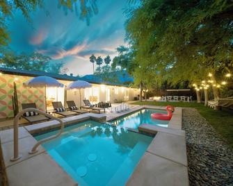 Desert Vibes Awaits You! - Palm Springs