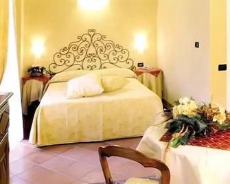 Hotel Palazzo Di Mezzo - Carrù - Bedroom