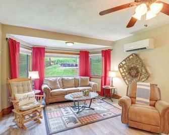 Cozy Mars Hill Farmhouse with Scenic Views - Mars Hill - Living room