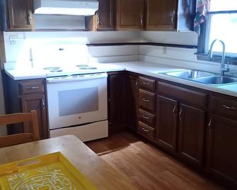 Simple Stay 2, You'll be close to everything at this Boardman location. - Youngstown - Kuchnia