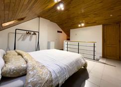 Comfortable and cute house close to G00gle - Saint-Ghislain - Bedroom
