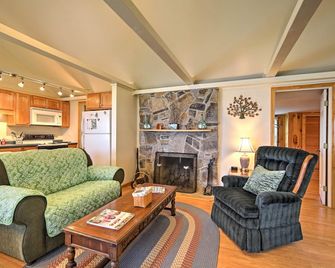 Willow Point about Lake Champlain House with 2 Kayaks! - Isle La Motte - Living room
