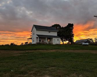 Farm House - Near Bourbon Trail & Pet Friendly - Simpsonville - Building