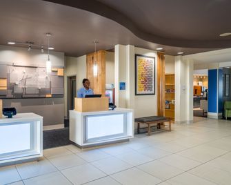 Holiday Inn Express & Suites Winona North By IHG - Winona - Front desk