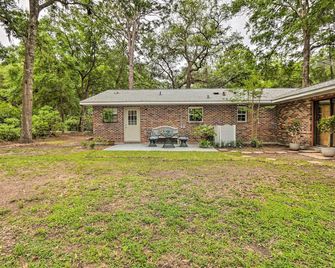 Cozy Studio with Yard, 6 Miles to Dwtn Beaufort! - Beaufort - Bâtiment