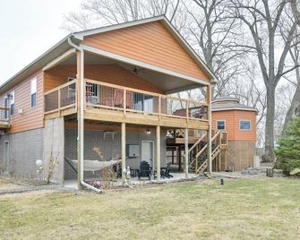 6 Mi to Dtwn Pella: Riverfront Cabin w/ Game Room! - Pella - Building