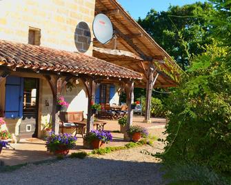 Family friendly private getaway just South of the Dordogne - Montignac-Toupinerie - Patio