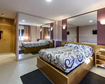 Motel Cancun Aviles - Avilés - Soverom