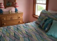 Falmouth! Private Ocean Beach! Stunning Views to Martha's Vineyard! - East Falmouth - Bedroom