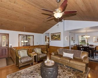 Mountain Getaway: Family-Style Cottage w/Deck - Lake Arrowhead - Living room