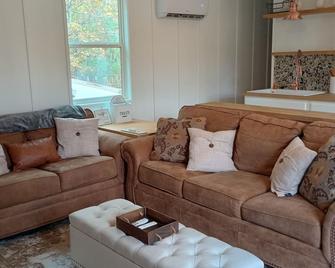 2-Bedroom Tiny Home with full kitchen, laundry, wifi, and beautiful pond views - Adamsville - Sala de estar