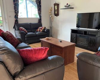 Nice 2-bedroom walk-in lower suite in Salmon Arm. Private parking and yard. - Salmon Arm - Huiskamer