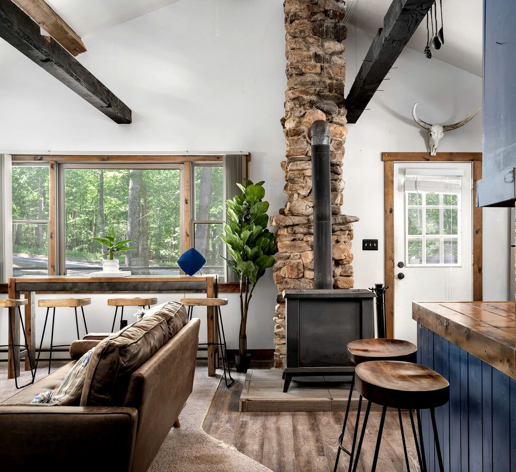 Mountain cabin w hot tub & river kayak