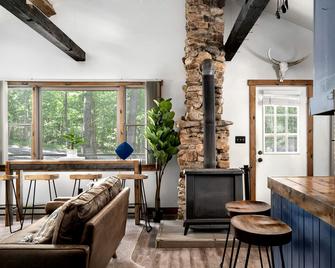 River Access Cabin w Hot Tub Kayaks WiFi Grill - Great Cacapon - Living room